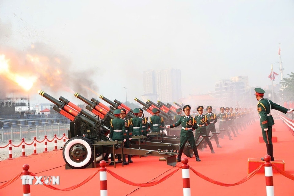Nghi lễ bắn 21 loạt đại bác trên nền Quốc thiều nước CHXHCN Việt Nam. (Ảnh: TTXVN)