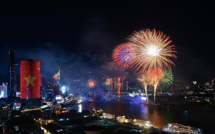 Khoảnh khắc pháo hoa rực sáng, tuyệt đẹp trên bầu trời thành phố Hồ Chí Minh. (Ảnh: Mạnh Linh/TTXVN)