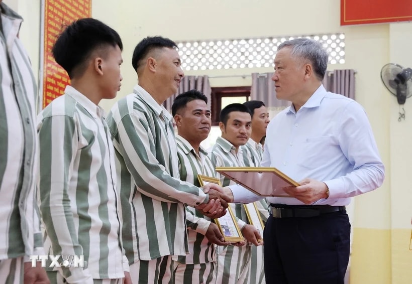 Phó Thủ tướng Thường trực Nguyễn Hòa Bình trao Giấy chứng nhận đặc xá cho những người được đặc xá ở Trại giam A2. (Ảnh: Tiên Minh/TTXVN)