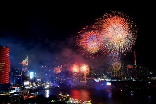 Mãn nhãn màn pháo hoa mừng 50 năm thống nhất đất nước tại Thành phố Hồ Chí Minh