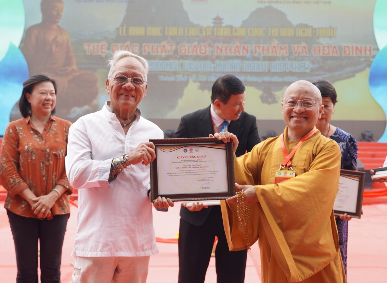 Đại diện ban tổ chức trao giải cho tác giả đạt giải cao của cuộc thi ảnh nghệ thuật. (Ảnh Q.Định).