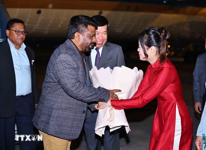 ttxvn-tong-thong-sri-lanka-toi-ha-noi-bat-dau-tham-chinh-thuc-viet-nam2.jpg