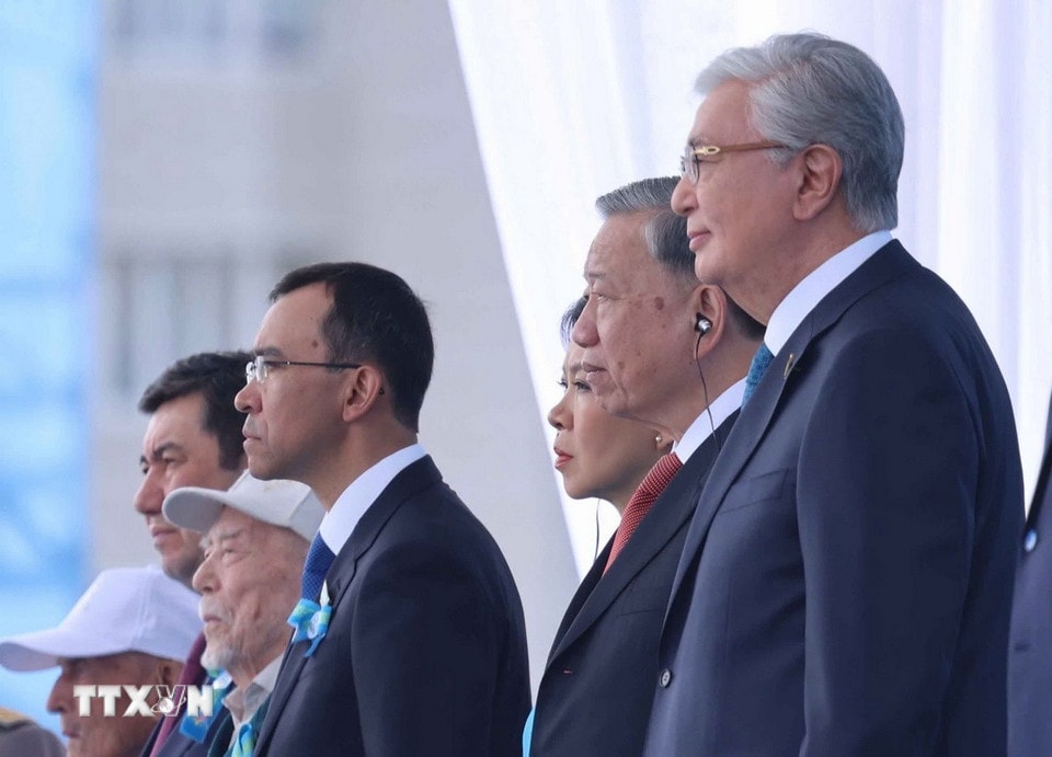 Tổng Bí thư Tô Lâm và Tổng thống Kazakhstan Kassym-Jomart Tokayev tham dự buổi lễ duyệt binh kỷ niệm 80 năm Ngày Chiến thắng phátxít 9/5. (Ảnh: TTXVN)