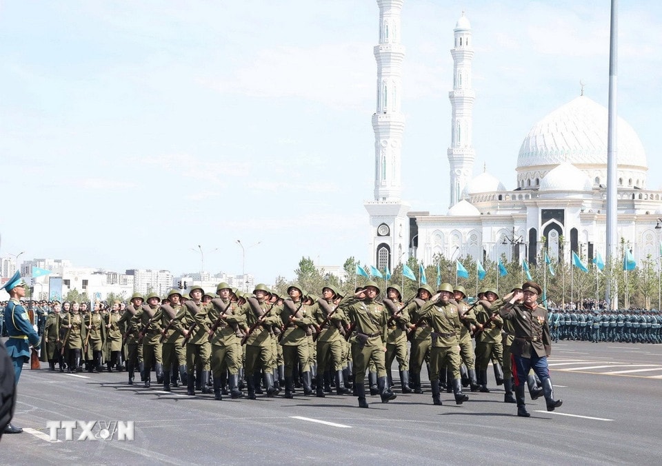 Các lực lượng vũ trang Kazakhstan duyệt binh tại buổi lễ. (Ảnh: TTXVN)