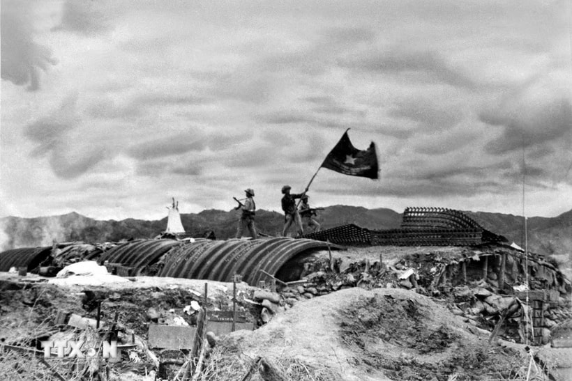 Ngày 6/5/1954, ta mở cuộc tổng công kích vào Điện Biên Phủ, phá tan các lô cốt và hầm ngầm cố thủ của địch trên đồi A1 - vị trí quan trọng ở Điện Biên Phủ. (Ảnh: Tư liệu TTXVN)