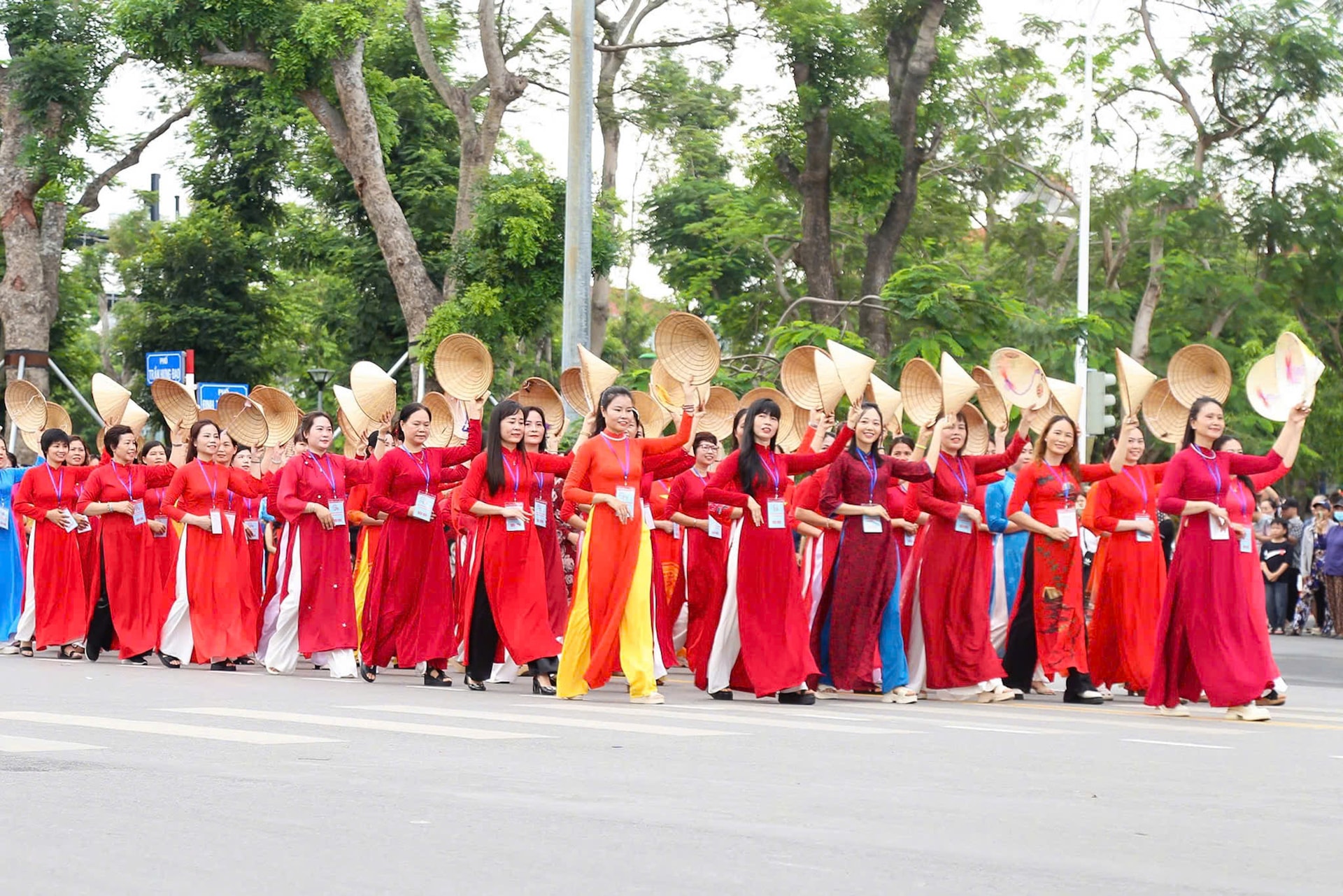 Tiếp bước truyền thống vẻ vang từ bao thế hệ đi trước, phụ nữ Hải Phòng trong thời kỳ hiện đại vẫn luôn nỗ lực, bền bỉ vươn lên khẳng định mình trong hầu hết những lĩnh vực: gia đình, kinh tế, văn hoá, chính trị…đóng góp xuất sắc vào việc xây dựng thành phố Cảng giàu đẹp, văn minh”. Ảnh: Phương Thanh.