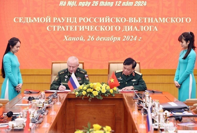 Thượng tướng Hoàng Xuân Chiến, Thứ trưởng Bộ Quốc phòng và Thượng tướng Alexander Vasilyevich Fomin, Thứ trưởng Bộ Quốc phòng Liên bang Nga ký kết văn kiện, làm cơ sở Quốc phòng hai nước tổ chức triển khai thực hiện các nội dung hợp tác trong thời gian tới (Hà Nội, 26/12/2024). (Ảnh: An Đăng/TTXVN)