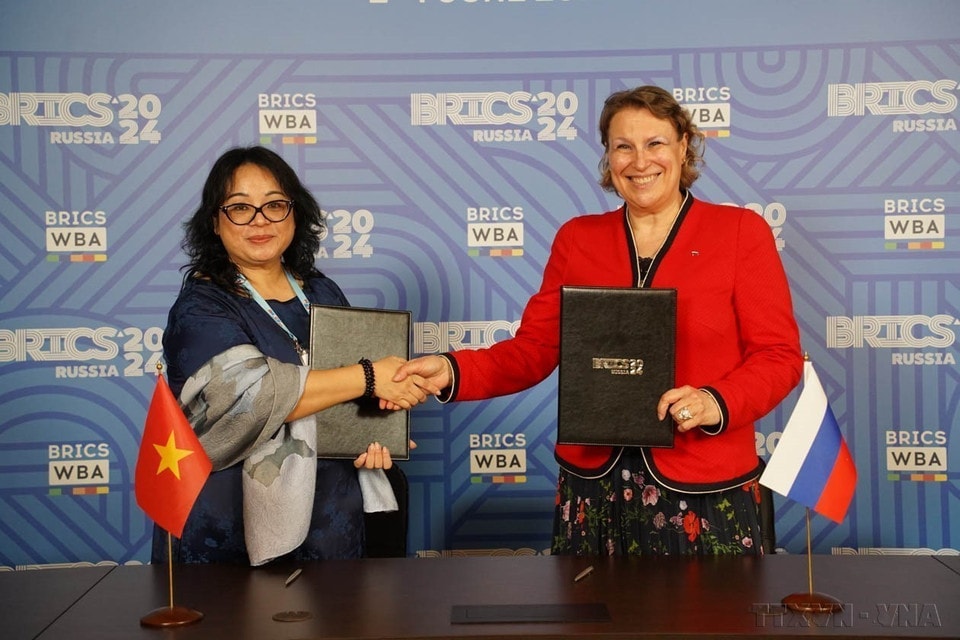 Doanh nghiệp Việt Nam và Liên bang Nga ký thỏa thuận hợp tác tại Diễn đàn Kinh doanh Nữ giới BRICS được tổ chức ở Thủ đô Moskva (Nga 4/6/2024). (Ảnh: Duy Trinh/TTXVN)