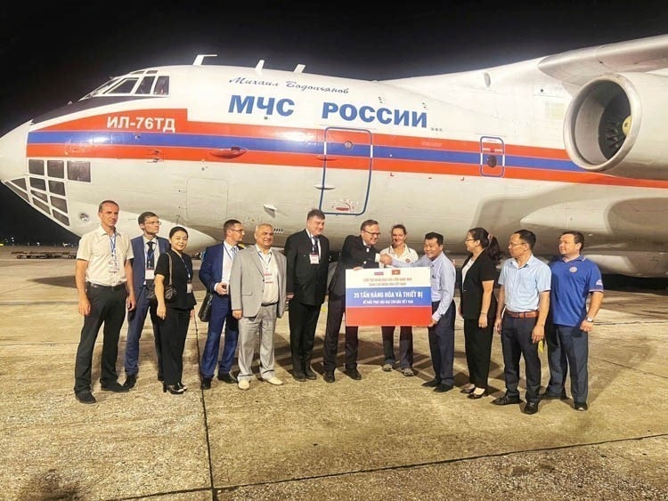 Chuyến bay đặc biệt của Bộ Tình trạng khẩn cấp Liên bang Nga mang theo 35 tấn hàng viện trợ nhân đạo, hỗ trợ nhân dân Việt Nam khắc phục hậu quả của cơn bão số 3 (Yagi) tới sân bay quốc tế Nội Bài (Hà Nội), tối 20/9/2024. (Ảnh: TTXVN phát)