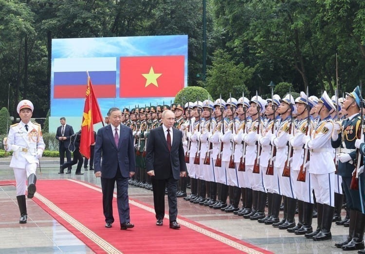 Chủ tịch nước Tô Lâm chủ trì Lễ đón chính thức Tổng thống Liên bang Nga Vladimir Vladimirovich Putin thăm cấp Nhà nước tới Việt Nam theo lời mời của Tổng Bí thư Nguyễn Phú Trọng, từ ngày 19-20/6/2024. (Ảnh: TTXVN)