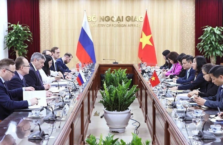 Thứ trưởng Ngoại giao Lê Thị Thu Hằng và Thứ trưởng Ngoại giao Nga A.Rudenko đồng chủ trì Tham vấn chính trị cấp Thứ trưởng Ngoại giao Việt Nam-Nga (Hà Nội, 21/2/2025). (Ảnh: An Đăng/TTXVN)
