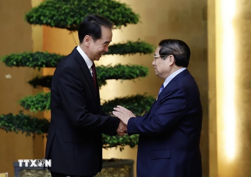 Thủ tướng Phạm Minh Chính tiếp Đại sứ Trung Quốc tại Việt Nam Hà Vĩ. (Ảnh: Dương Giang/TTXVN)