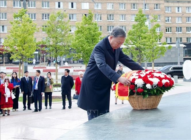 Tổng Bí thư Tô Lâm và Phu nhân cùng đoàn đại biểu cấp cao Việt Nam đến đặt hoa tại Tượng đài Chủ tịch Hồ Chí Minh ở thủ đô Moskva. Ảnh: TTXVN 