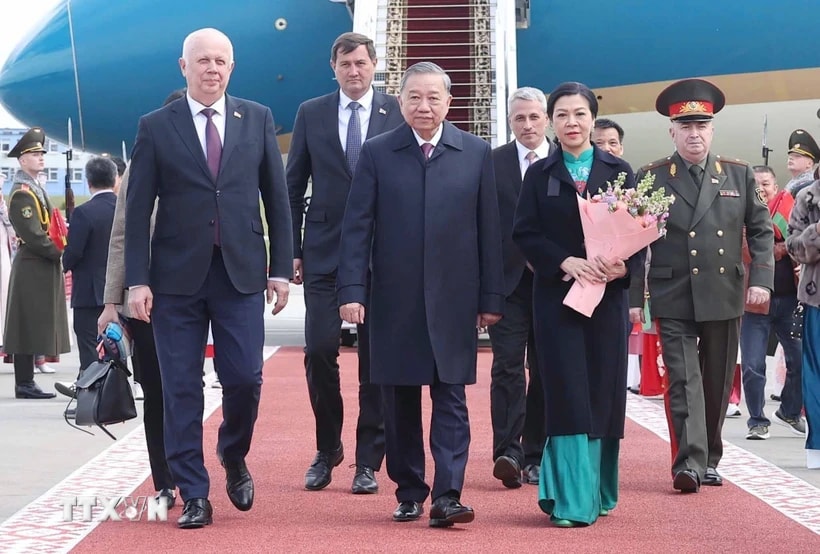 Lễ đón Tổng Bí thư Tô Lâm và Phu nhân tại sân bay quốc tế Minsk. (Ảnh: Thống Nhất/TTXVN)
