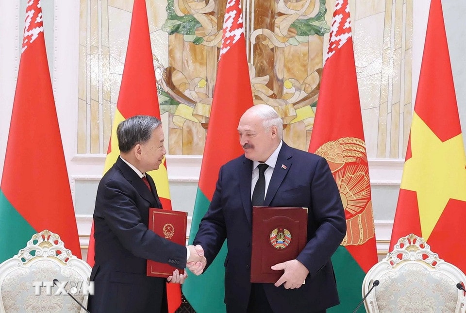 Tổng Bí thư Tô Lâm và Tổng thống Aleksandr Lukashenko ký Tuyên bố chung về việc thiết lập quan hệ Đối tác chiến lược Việt Nam-Belarus. (Ảnh: Thống Nhất/TTXVN)