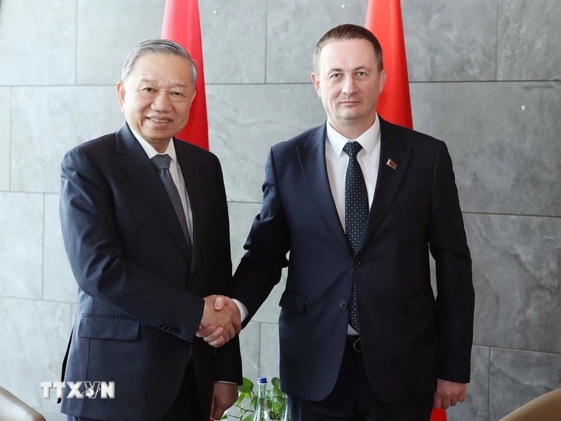 Tổng Bí thư Tô Lâm gặp Thủ tướng Belarus Aleksandr Turchin. (Ảnh: Thống Nhất/TTXVN)