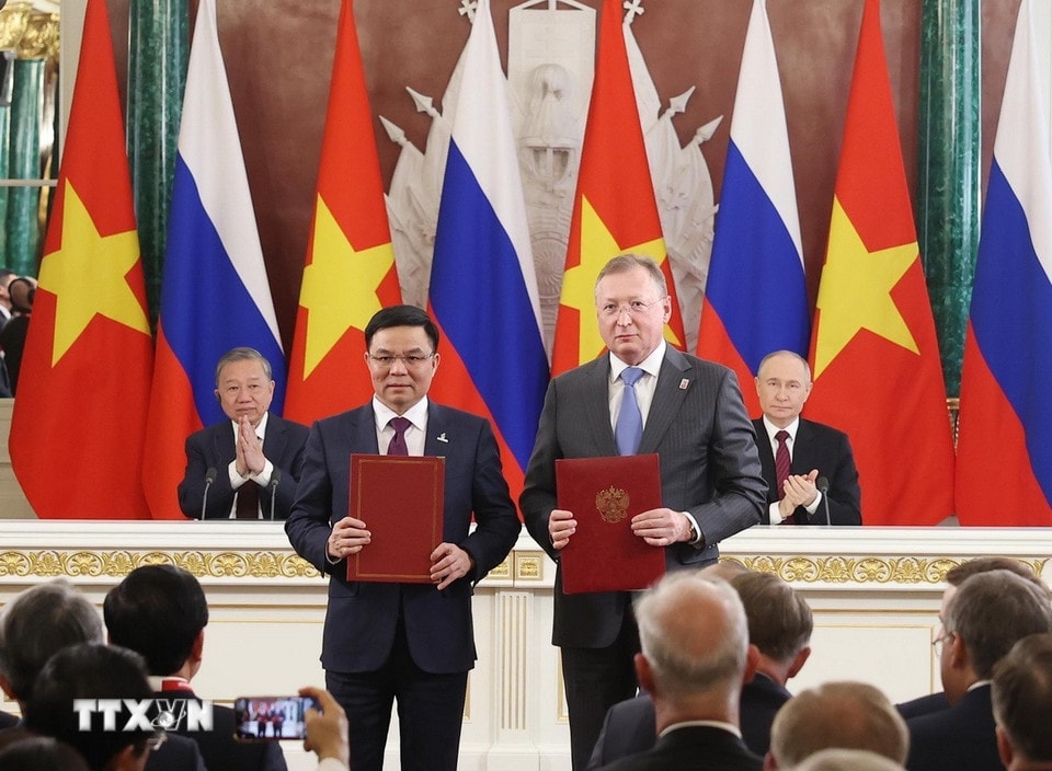 Tổng Bí thư Tô Lâm và Tổng thống Vladimir Putin chứng kiến trao Hợp đồng mua bán khí thiên nhiên từ lô12/11 giữa Tập đoàn Công nghiệp - Năng lượng Việt Nam và Công ty cổ phần Zarubezhneft và Tổng Công ty Khí Việt Nam. (Ảnh: Thống Nhất/TTXVN)