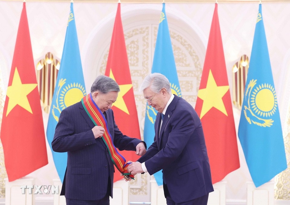 Tổng thống Kassym-Jomart Tokayev trao Huân chương Hữu nghị hạng Nhất của Kazakhstan tặng Tổng Bí thư Tô Lâm. (Ảnh: Thống Nhất/ TTXVN)