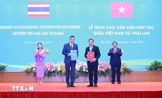 ttxvn-trao-van-kien-viet-nam-thai-lan-8.jpg