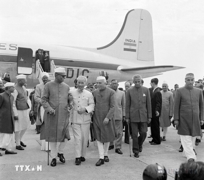 Tổng thống Prasat và Thủ tướng Jawaharlal Nehru ra sân bay New Delhi đón Chủ tịch Hồ Chí Minh thăm hữu nghị Ấn Độ từ ngày 5-14/2/1958. (Ảnh: Tư liệu/TTXVN)