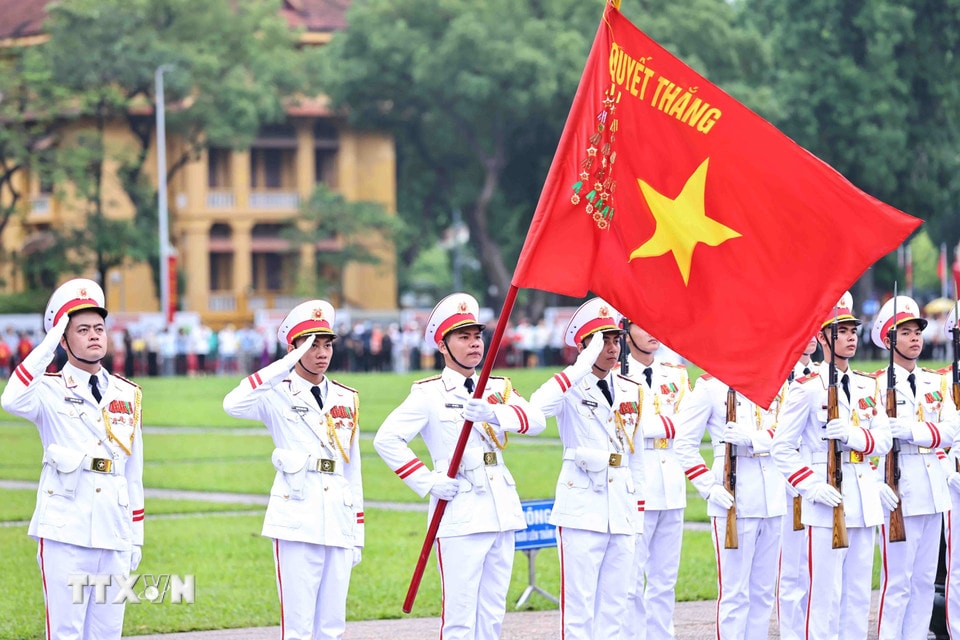 Đúng 6h, đoàn quân kỳ Quyết Thắng thực hiện các nghi thức buổi lễ chào cờ thiêng liêng. (Ảnh: Minh Đức/TTXVN)