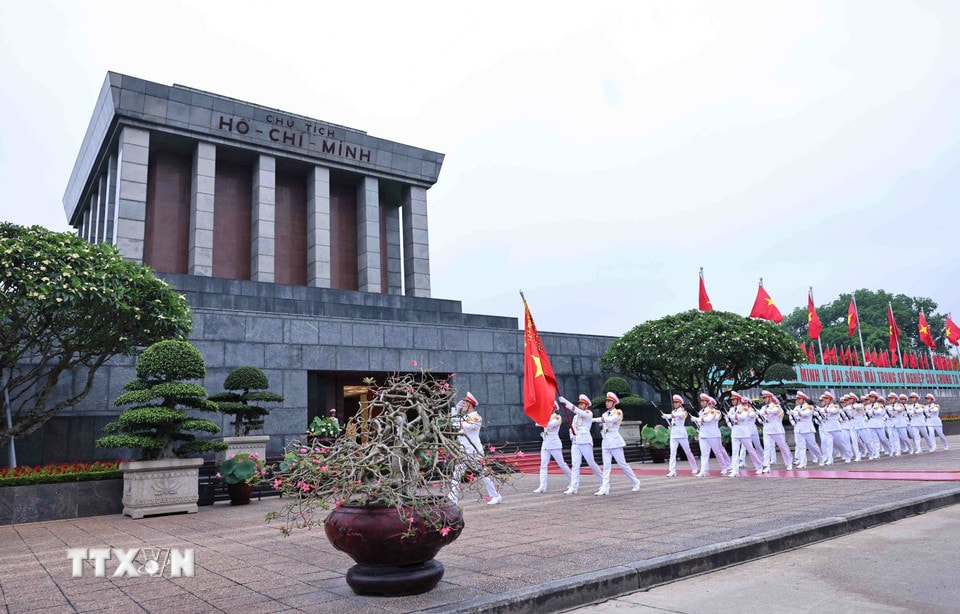 34 cán bộ, chiến sỹ Bộ Tư lệnh Bảo vệ Lăng Chủ tịch Hồ Chí Minh thực hiện các nghi thức buổi lễ chào cờ thiêng liêng trước Lăng Chủ tịch Hồ Chí Minh. (Ảnh: Minh Đức/TTXVN)