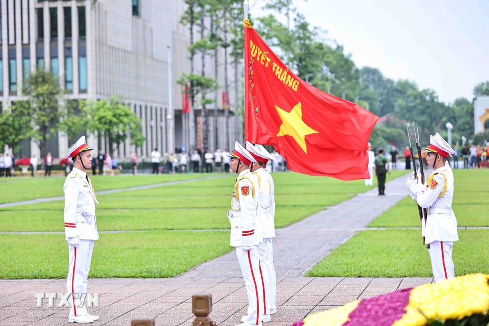 Các nghi thức buổi lễ chào cờ thiêng liêng. (Ảnh: Minh Đức/TTXVN)