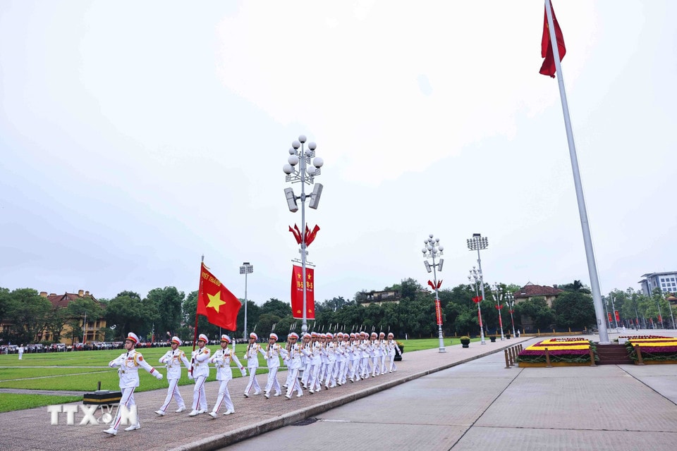 Đoàn quân kỳ Quyết Thắng thực hiện các nghi thức buổi lễ chào cờ thiêng liêng. (Ảnh: Minh Đức/TTXVN)