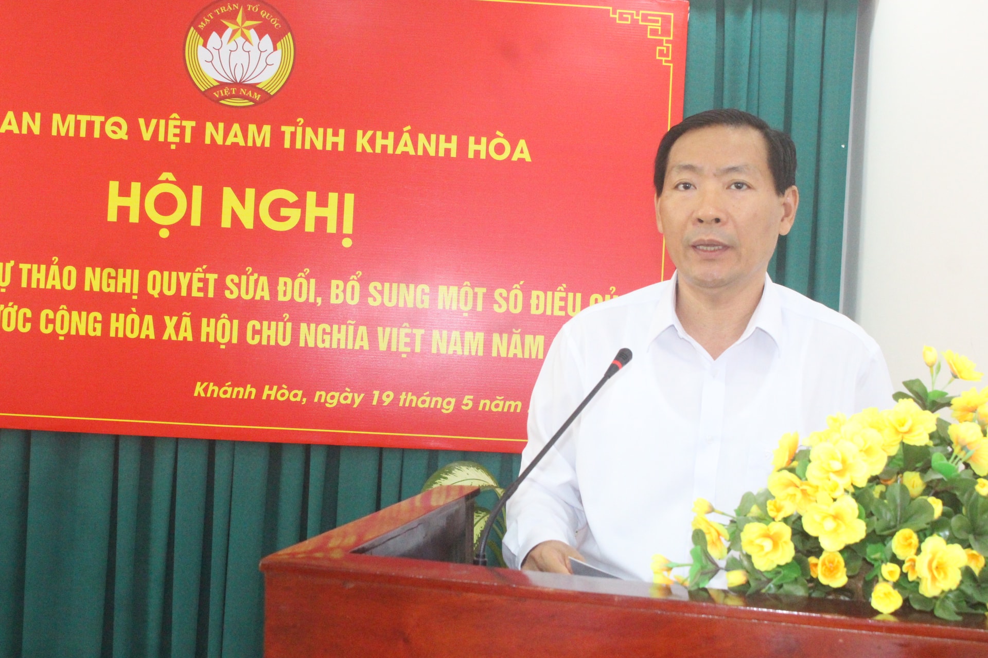 Ông Đặng Ngọc Minh Phó Chủ tịch Ủy ban Mặt trận Tổ quốc Việt Nam tỉnh Khánh Hòa đang phat biểu tại hội nghị (ảnh Thùy Trang)
