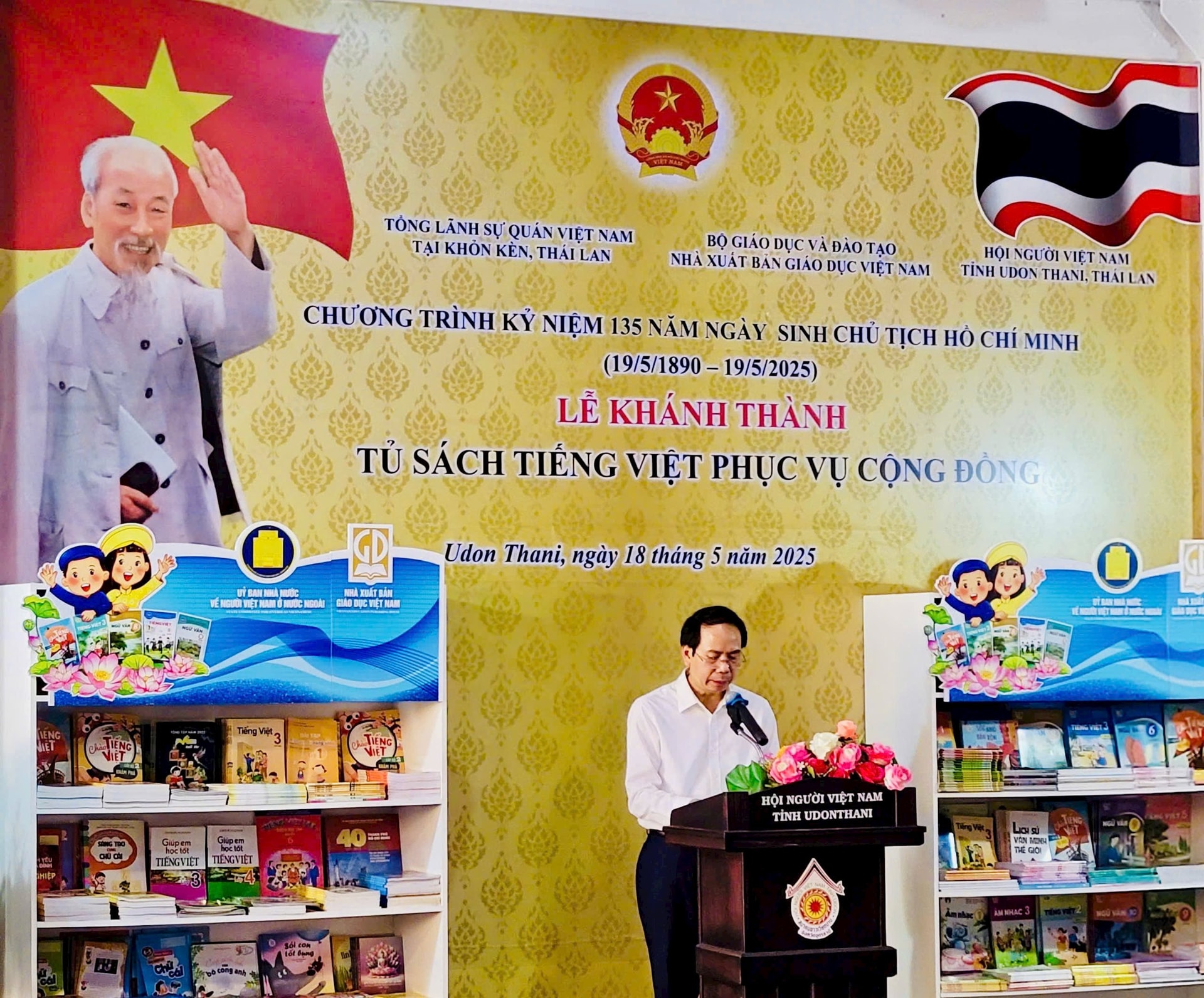 tủ sách 2