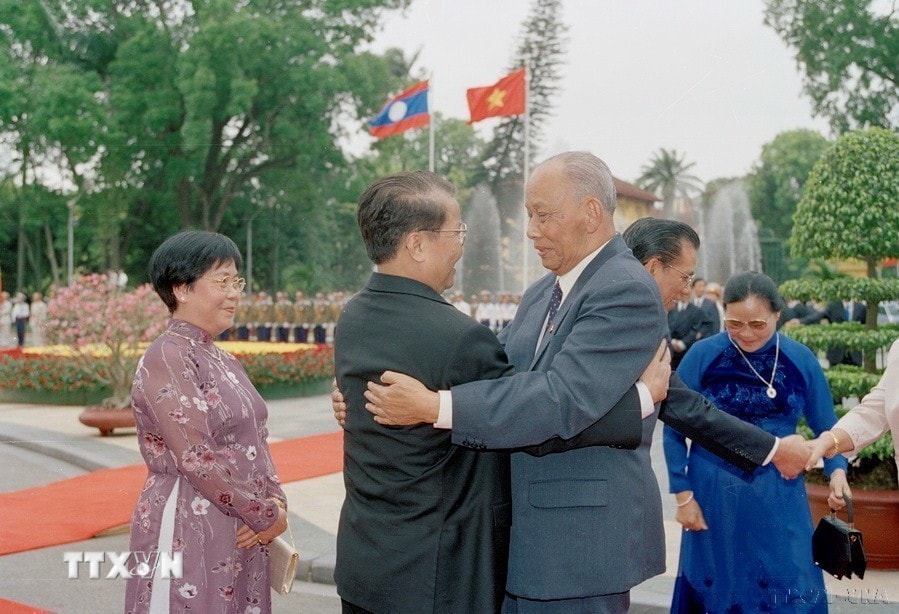 Chủ tịch nước Trần Đức Lương đón Chủ tịch Đảng, Chủ tịch nước Lào Khamtay Siphandone thăm hữu nghị chính thức Việt Nam (2002). (Ảnh: Đức Tám/TTXVN)