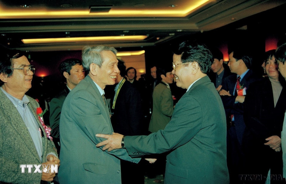 Chủ tịch nước Trần Đức Lương gặp gỡ nhà báo lão thành Đỗ Phượng, nguyên Tổng Giám đốc Thông tấn xã Việt Nam trong chuyến thăm và làm việc với Hội Nhà báo Việt Nam (1999). (Ảnh: Trọng Nghiệp/TTXVN)