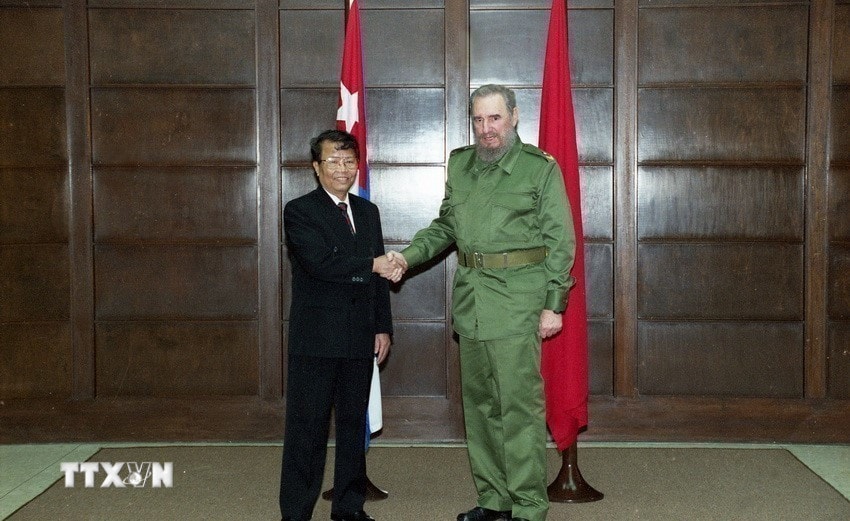 Chủ tịch nước Trần Đức Lương gặp Chủ tịch Fidel Castro trong chuyến thăm hữu nghị chính thức Cuba, ngày 9/4/2000. (Ảnh: Trọng Nghiệp/TTXVN)