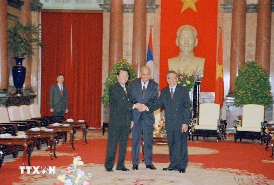 Tổng Bí thư Lê Khả Phiêu, Chủ tịch nước Trần Đức Lương và đồng chí Khamtai Siphandon, Chủ tịch Đảng Nhân dân Cách mạng Lào, Chủ tịch nước Lào tại Phủ Chủ tịch, ngày 4/1/1999. (Ảnh: Nguyễn Khang/TTXVN)