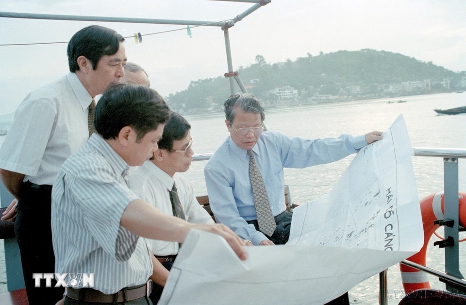 Chủ tịch nước Trần Đức Lương kiểm tra quy hoạch Vịnh Hạ Long, nhằm đảm bảo phát triển kinh tế và bảo vệ cảnh quan môi trường (15/10/1997). (Ảnh: Trọng Nghiệp/TTXVN)