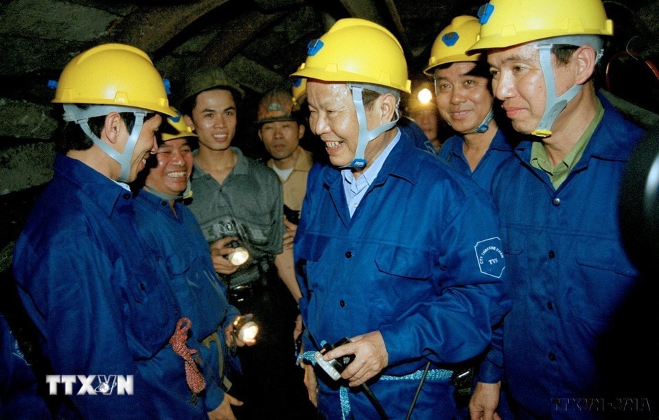 Chủ tịch nước Trần Đức Lương gặp gỡ công nhân Công ty Than Khe Chàm đang khai thác than trong hầm lò (2002). (Ảnh: Trọng Nghiệp/TTXVN)