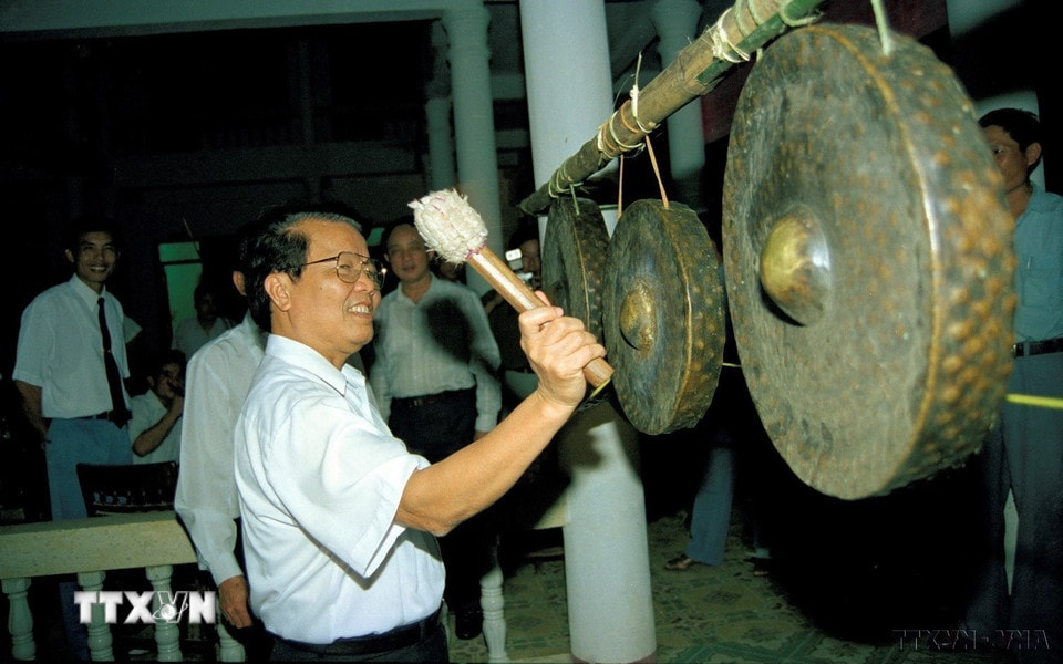 Chủ tịch nước Trần Đức Lương tham gia đánh cồng chiêng cùng đồng bào dân tộc huyện vùng cao Tương Dương (Nghệ An), năm 1998. (Ảnh: TTXVN)