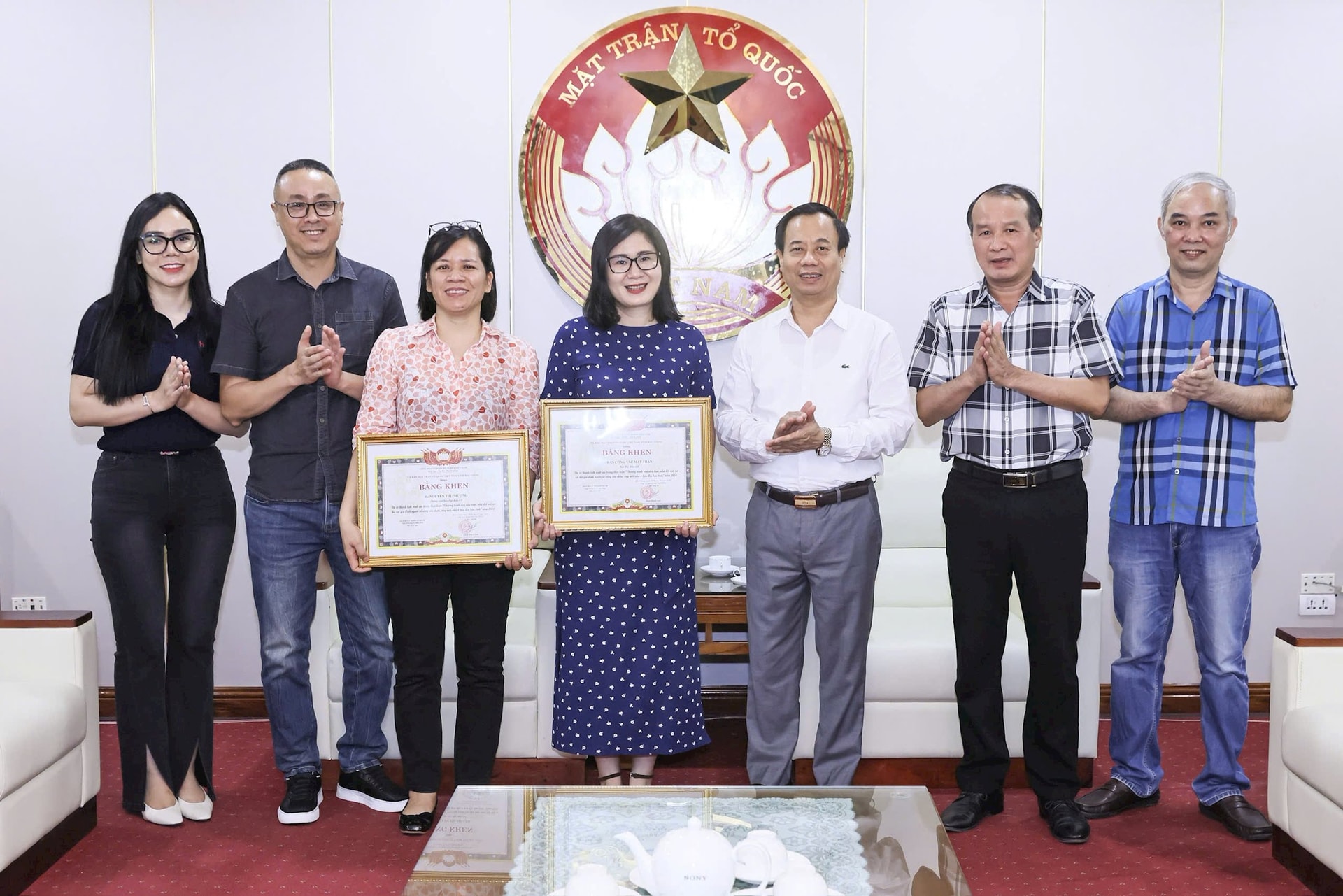 Lãnh đạo Ủy ban MTTQ Việt Nam tỉnh Bắc Giang tặng Bằng khen cho tập thể Ban Công tác Mặt trận và phóng viên Nguyễn Thị Phượng. Ảnh: Quang Vinh