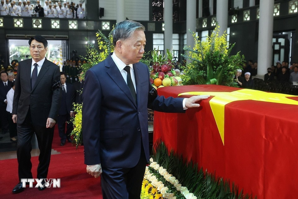 Tổng Bí thư Tô Lâm, Chủ tịch nước Lương Cường cùng các đại biểu đi vòng quanh linh cữu lần cuối, tiễn biệt nguyên Chủ tịch nước Trần Đức Lương. (Ảnh: TTXVN)