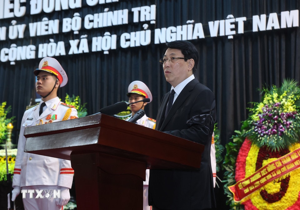 Ủy viên Bộ Chính trị, Chủ tịch nước Lương Cường, Trưởng Ban Lễ tang đọc Lời điếu. (Ảnh: TTXVN)
