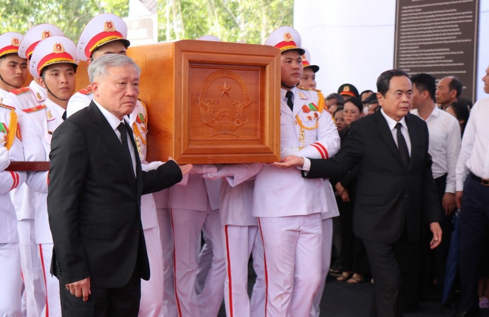 Các đồng chí lãnh đạo Đảng, Nhà nước, Quốc hội đưa Linh cữu nguyên Chủ tịch nước Trần Đức Lương vào nghĩa trang xã Phổ Khánh. (Ảnh: Phạm Cường/TTXVN)