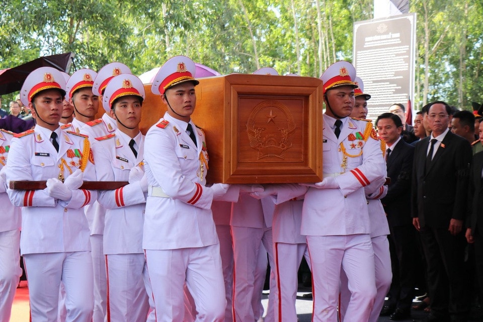 Linh cữu nguyên Chủ tịch nước Trần Đức Lương được đưa vào đến nơi an táng nghĩa trang xã Phổ Khánh. (Ảnh: Phạm Cường/TTXVN)