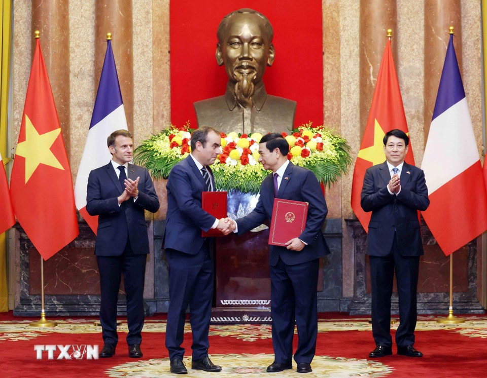 Bộ trưởng Bộ Quốc phòng Phan Văn Giang và Bộ trưởng Bộ Quân đội Pháp Sébastien Lecornu trao đổi Ý định thư giữa Bộ Quốc phòng hai nước về tăng cường hợp tác trong lĩnh vực trang bị quốc phòng. (Ảnh: Lâm Khánh/TTXVN)