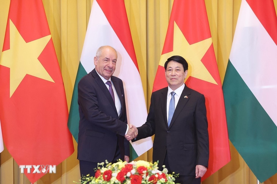 Chủ tịch nước Lương Cường và Tổng thống Hungary Sulyok Tamas chụp ảnh chung trước hội đàm. (Ảnh: Lâm Khánh/TTXVN)