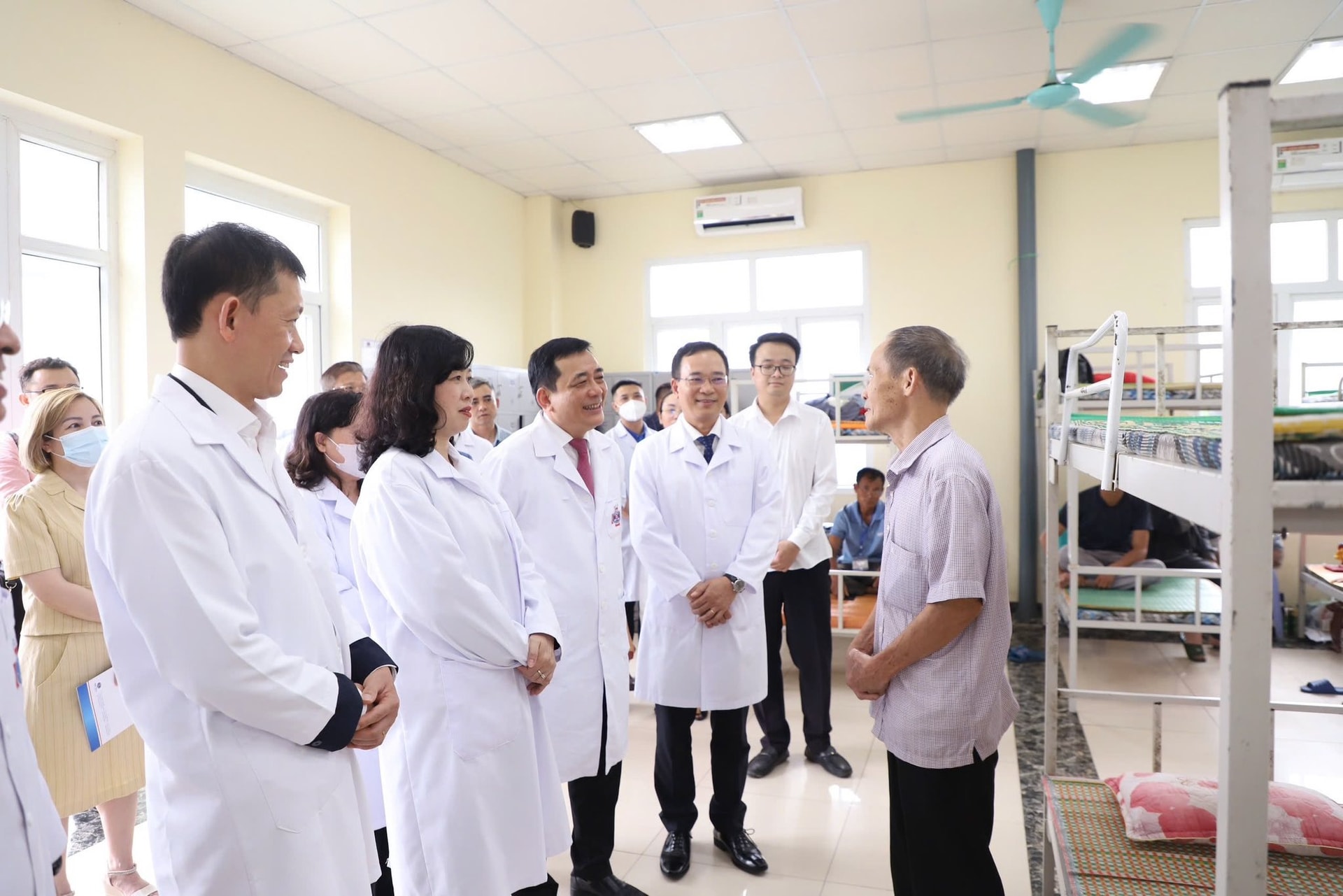 Thăm bệnh nhi 3