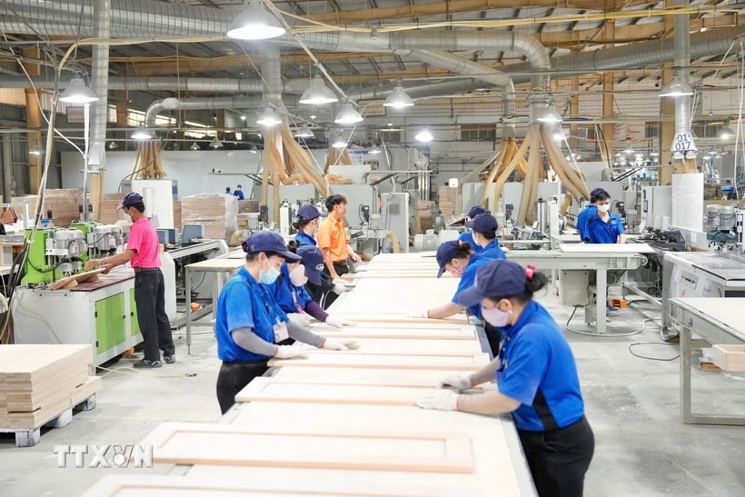 Hoạt động sản xuất tại nhà máy của Công ty Trách nhiệm Hữu hạn Kỹ nghệ Cửa Ý-Á Châu ở thành phố Tân Uyên (Bình Dương). (Ảnh: TTXVN phát)