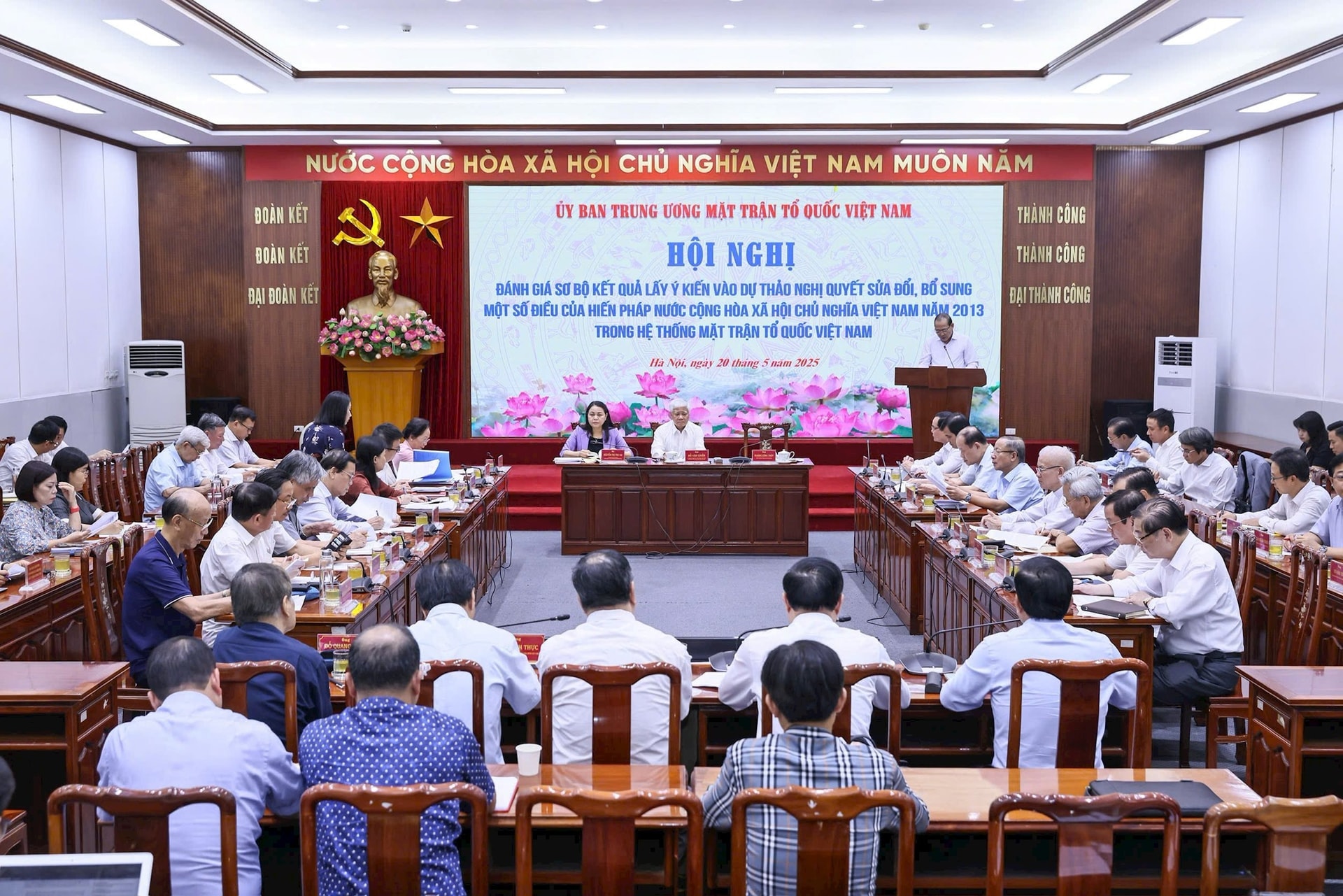 UBTƯ MTTQ Việt Nam tổ chức Hội nghị đánh giá sơ bộ kết quả lấy ý kiến vào dự thảo Nghị quyết sửa đổi, bổ sung một số điều của Hiến pháp nước cộng hòa xã hội chủ nghĩa Việt Nam năm 2013 trong hệ thống MTTQ Việt Nam. Ảnh Quang Vinh.