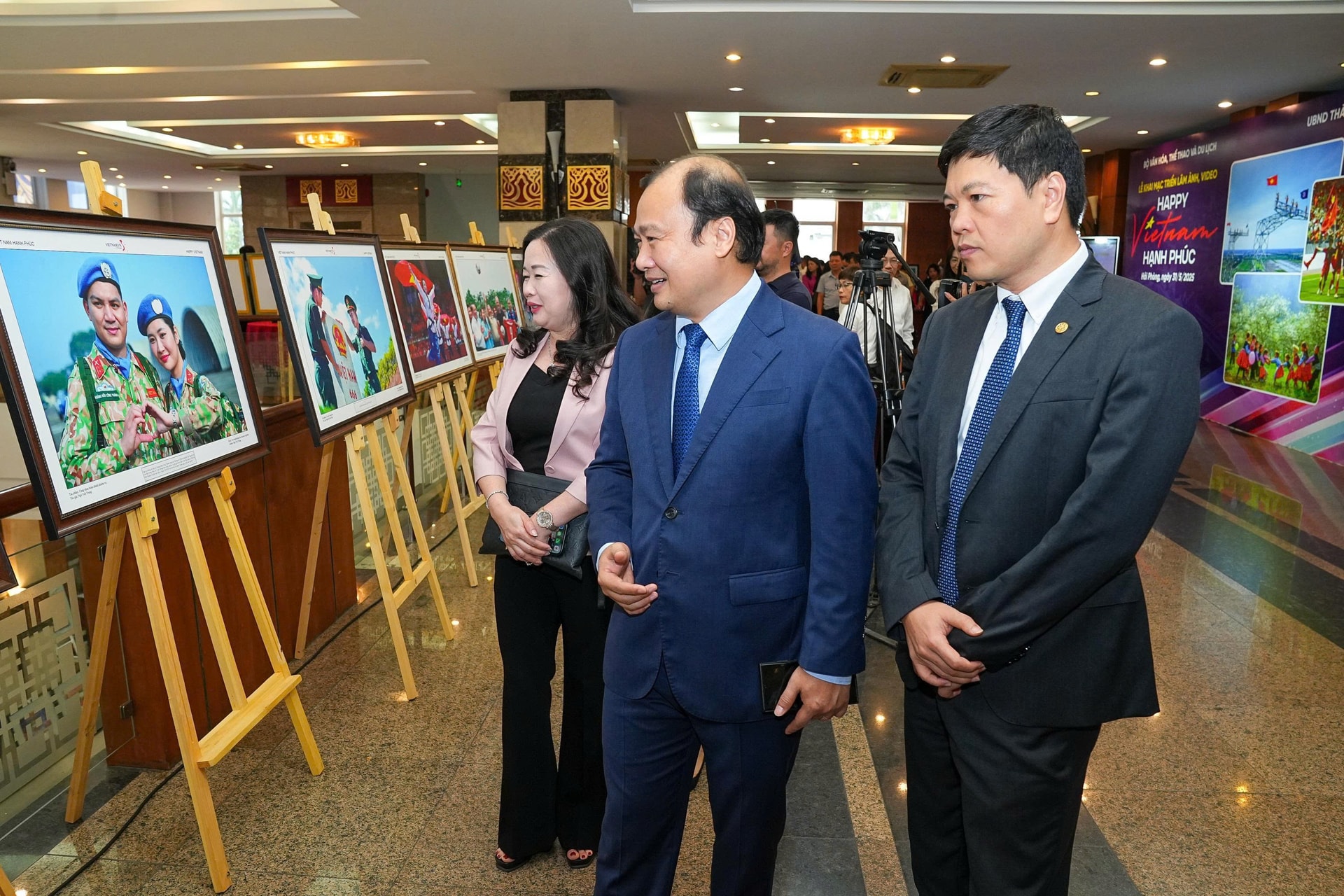 Thứ trưởng thường trực Bộ Văn hoá – Thể thao & Du lịch Lê Hải Bình, lãnh đạo TP Hải Phòng và lãnh đạo các cơ quan báo chí tham quan tại triển lãm. Ảnh: Phương Thanh. 