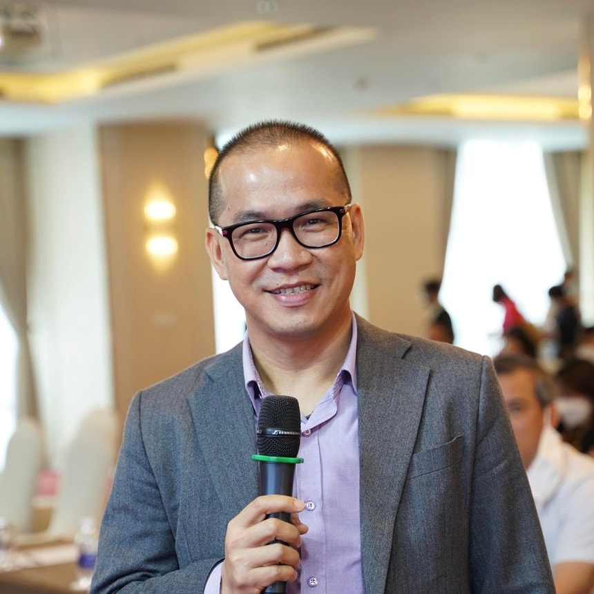 ảnh bên phải 67- ông Long