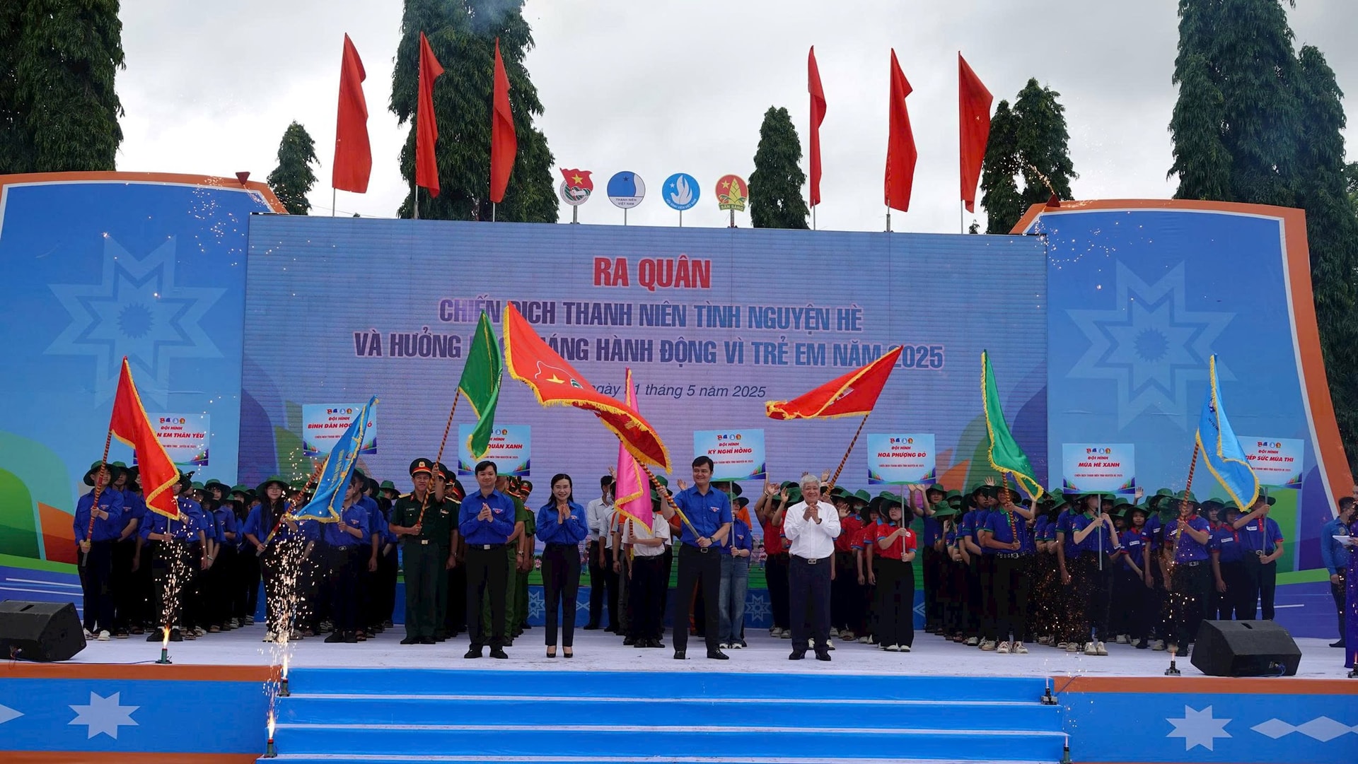 Chủ tịch Ủy ban Trung ương Mặt trận Tổ quốc Việt Nam Đỗ Văn Chiến dự lễ ra quân Chiến dịch tình nguyện hè năm 2025 (ảnh Đình Sang)